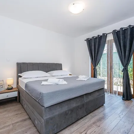 Four-bedroom In Vikendica *