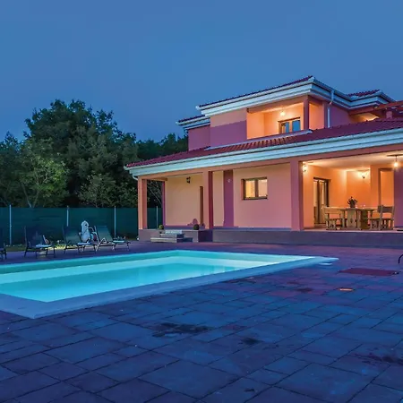 Four-bedroom In Ferienhaus