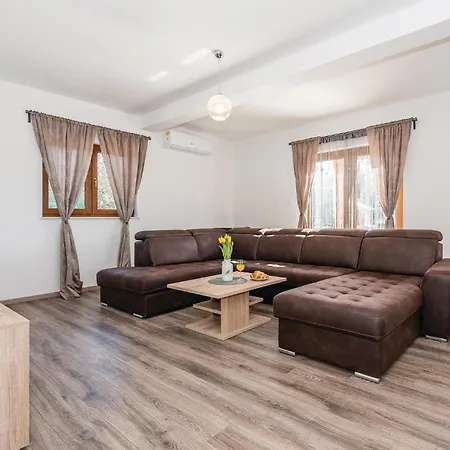 Vikendica Four-bedroom In