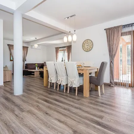 Holiday home Four-bedroom In Bilice