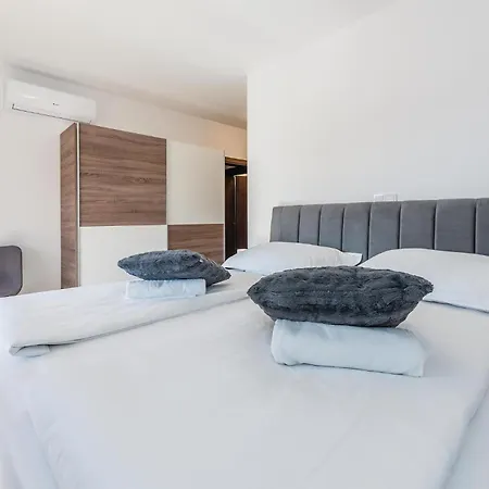 Vikendica Four-bedroom In