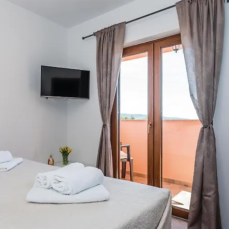 Four-bedroom In Vikendica *