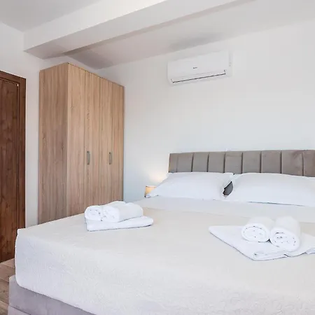 Four-bedroom In Bilice