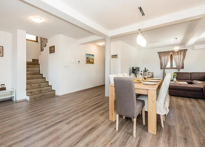 Four-bedroom In Bilice